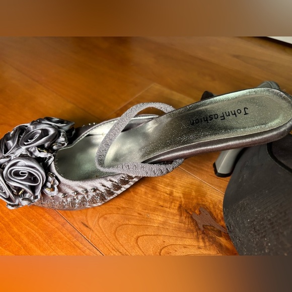 Vintage Gray Women's Shoes with Floral Design - Picture 5 of 5